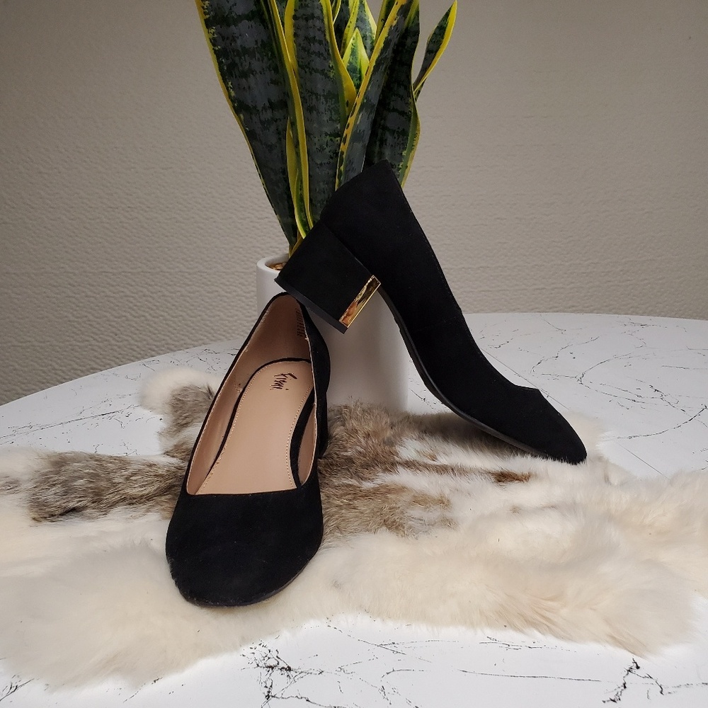Fioni Black Heels with Gold Accent